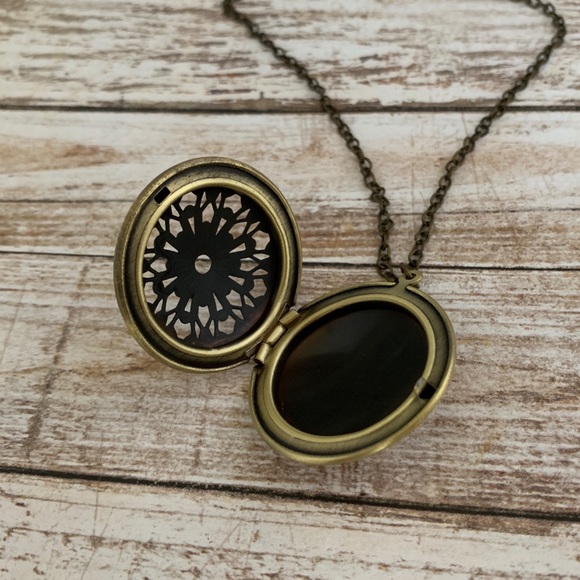 SALE | Oil Diffusing Locket - Picture 2 of 2